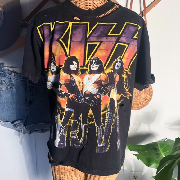 Thrashed KISS T-Shirt - Picture 1 of 5